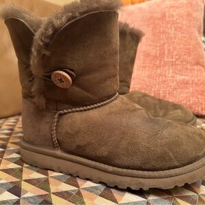 UGG Kids Bailey Button II Brown Boots with Button Detail Size 4